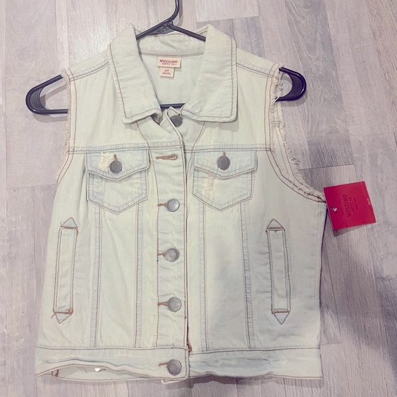 Massimo Supply Co. Light Washed Faded and Slightly Distressed Fitted Vest - Picture 5 of 6